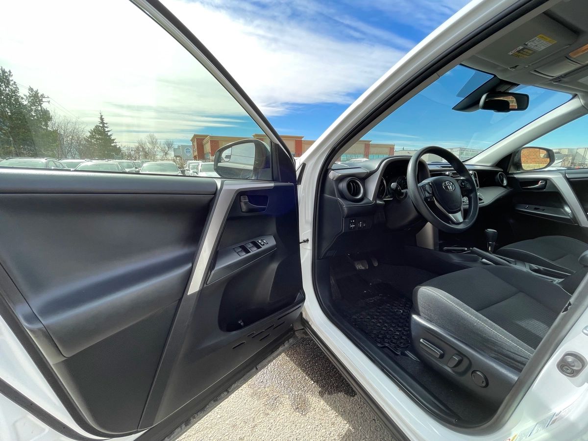 2017 Toyota RAV4 - Image 13