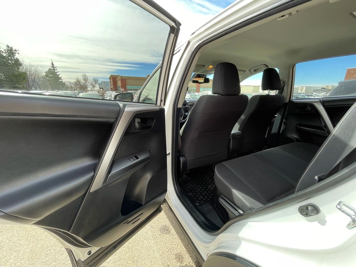 2017 Toyota RAV4 - Image 17