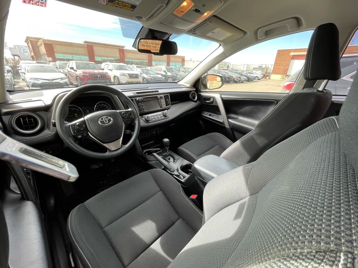 2017 Toyota RAV4 - Image 18