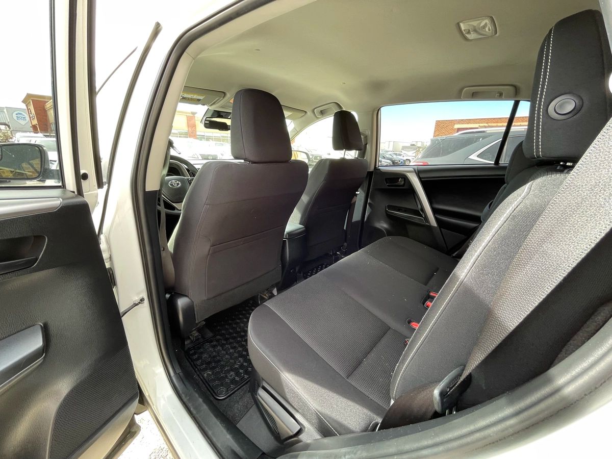 2017 Toyota RAV4 - Image 16