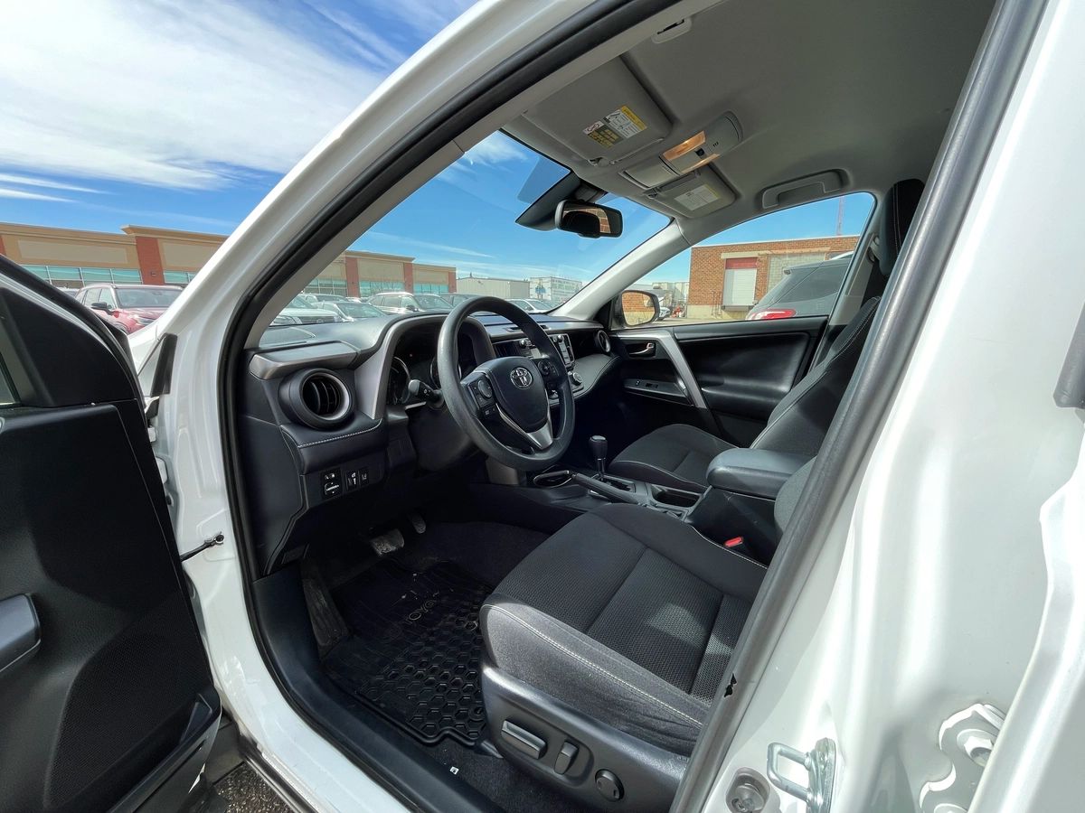 2017 Toyota RAV4 - Image 11