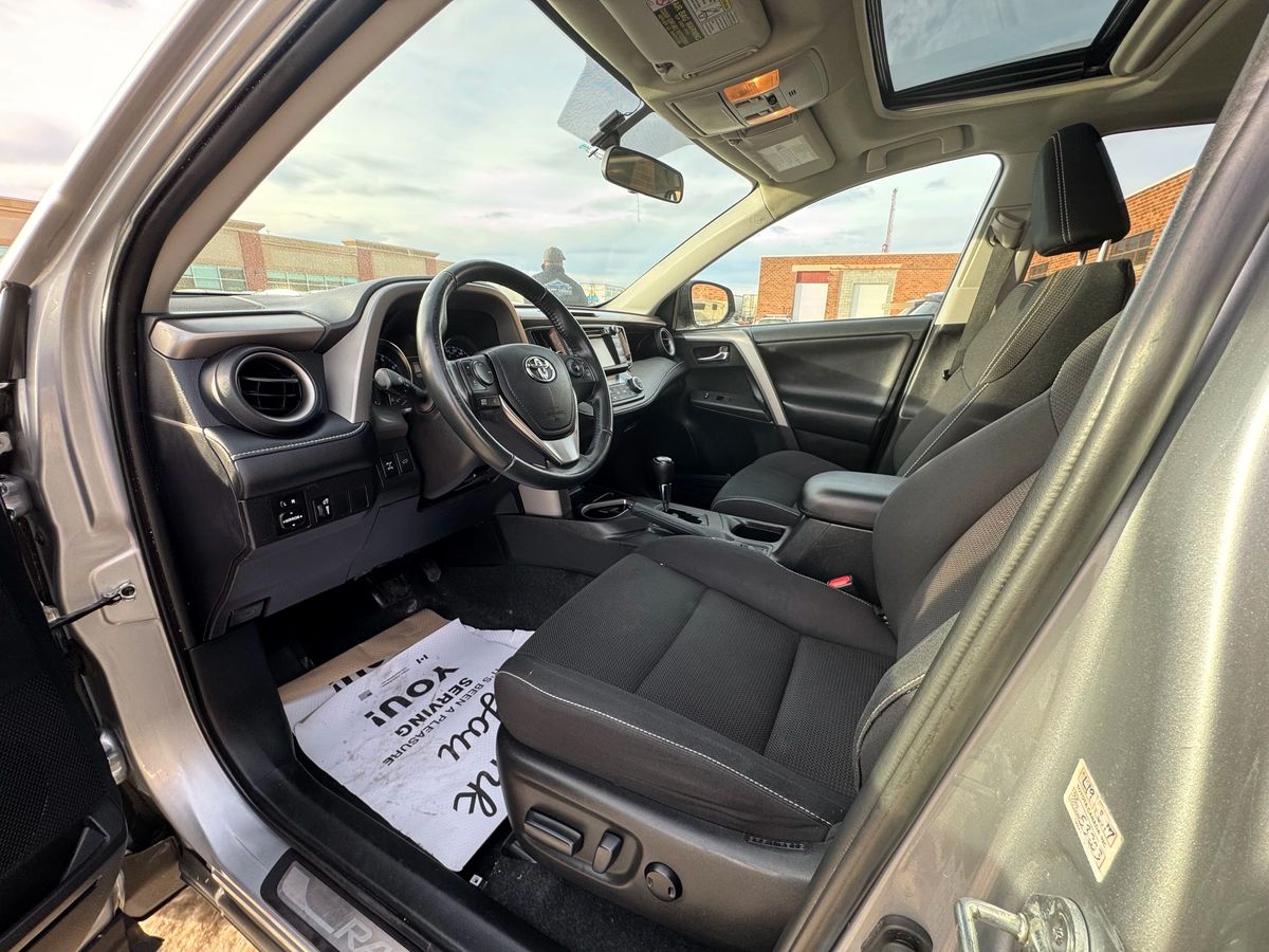 2016 Toyota RAV4 - Image 10