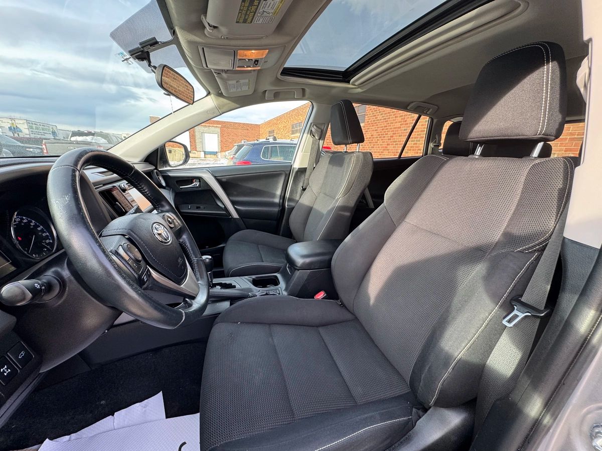 2016 Toyota RAV4 - Image 12