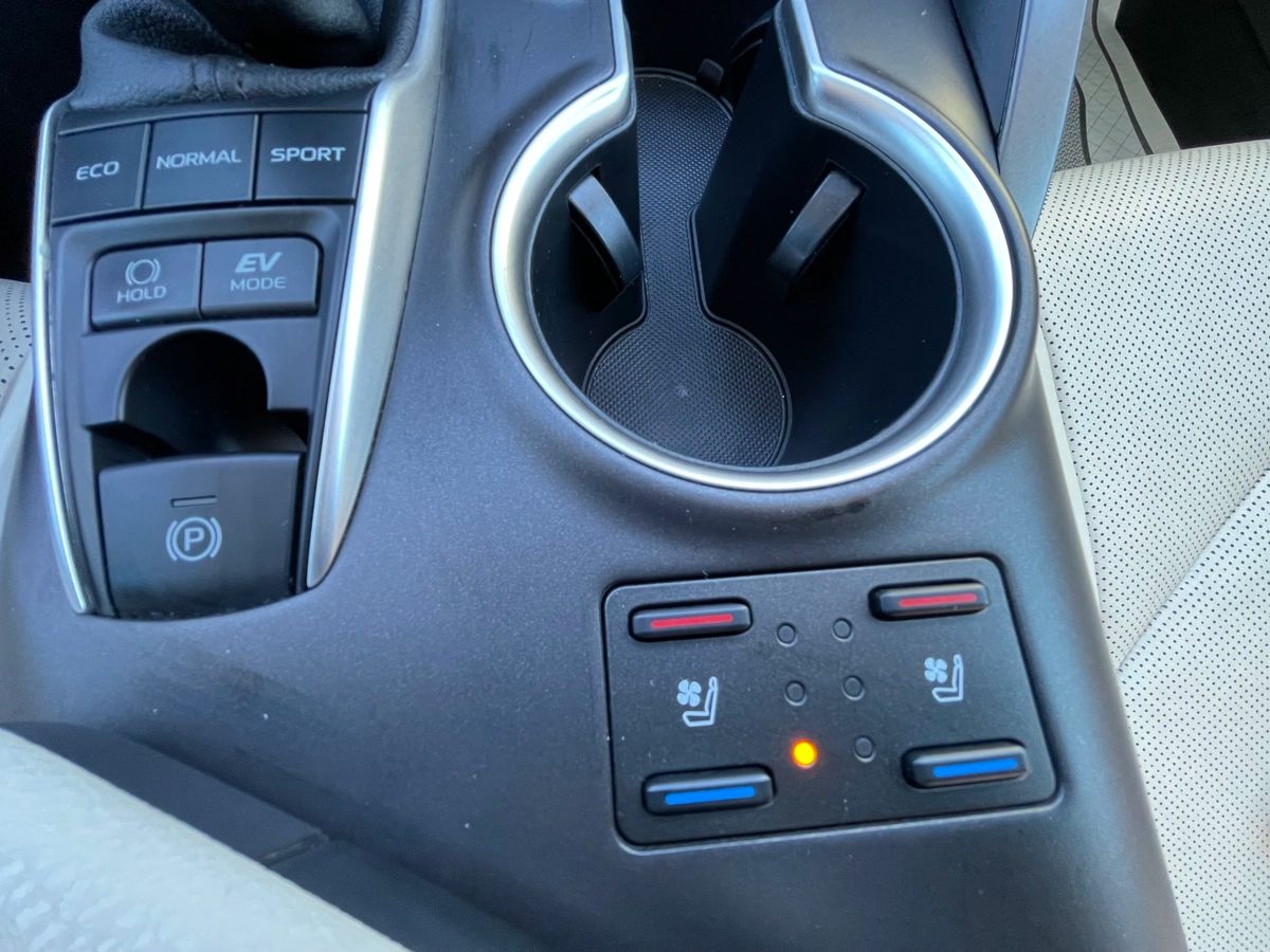 2023 Toyota Camry Hybrid - Image 26