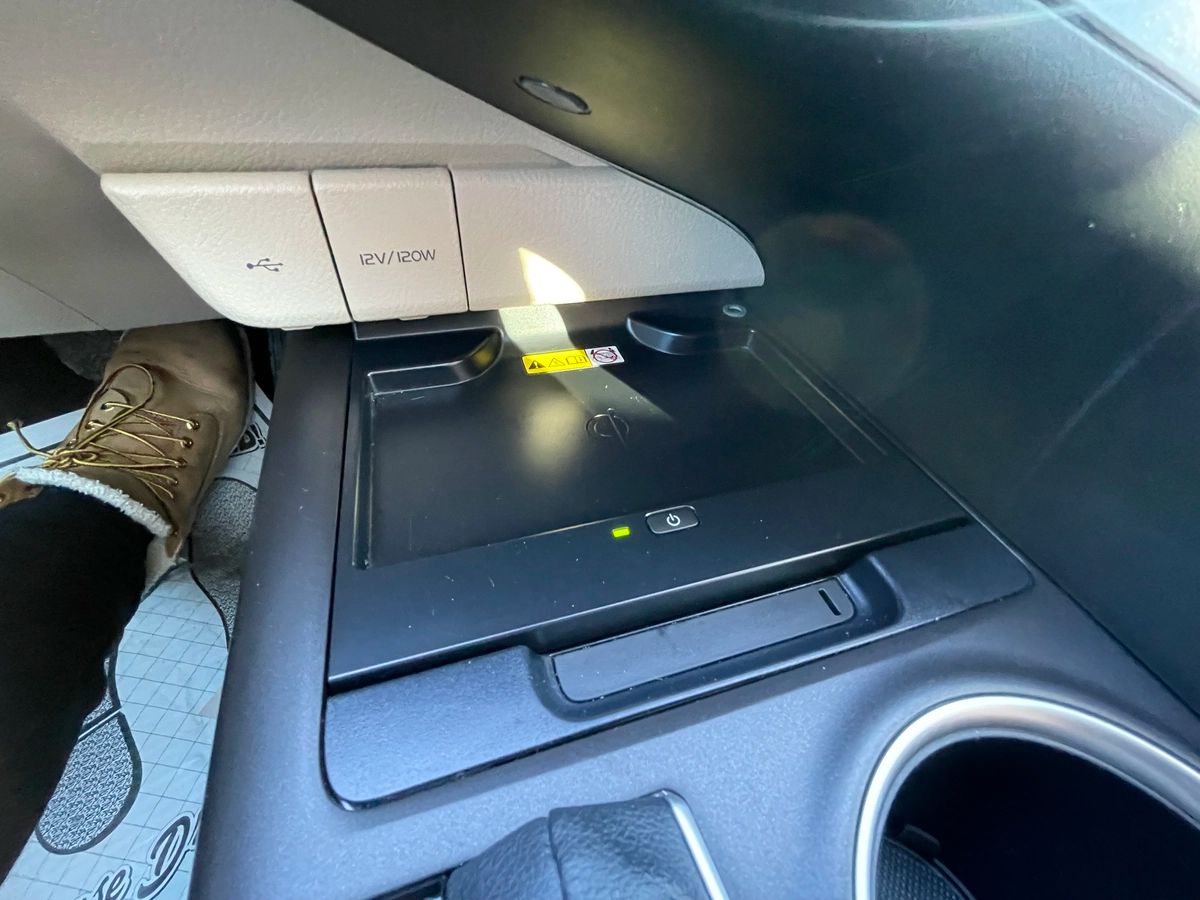 2023 Toyota Camry Hybrid - Image 25