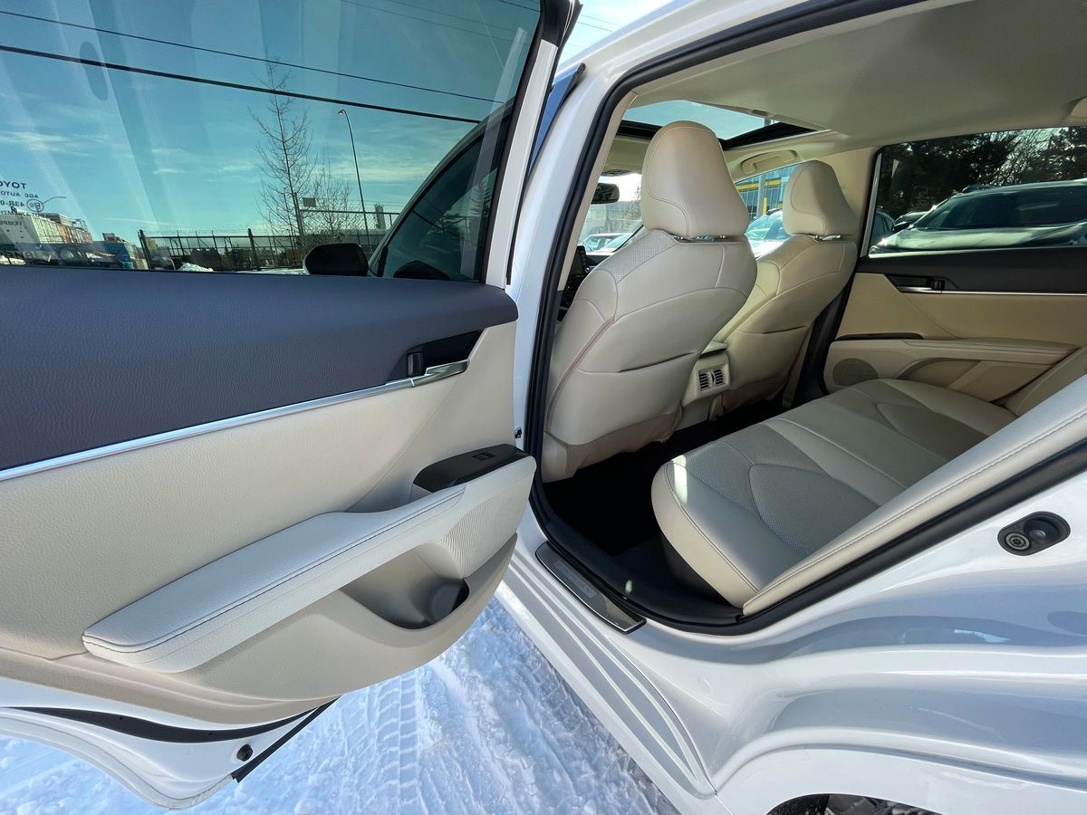 2023 Toyota Camry Hybrid - Image 16