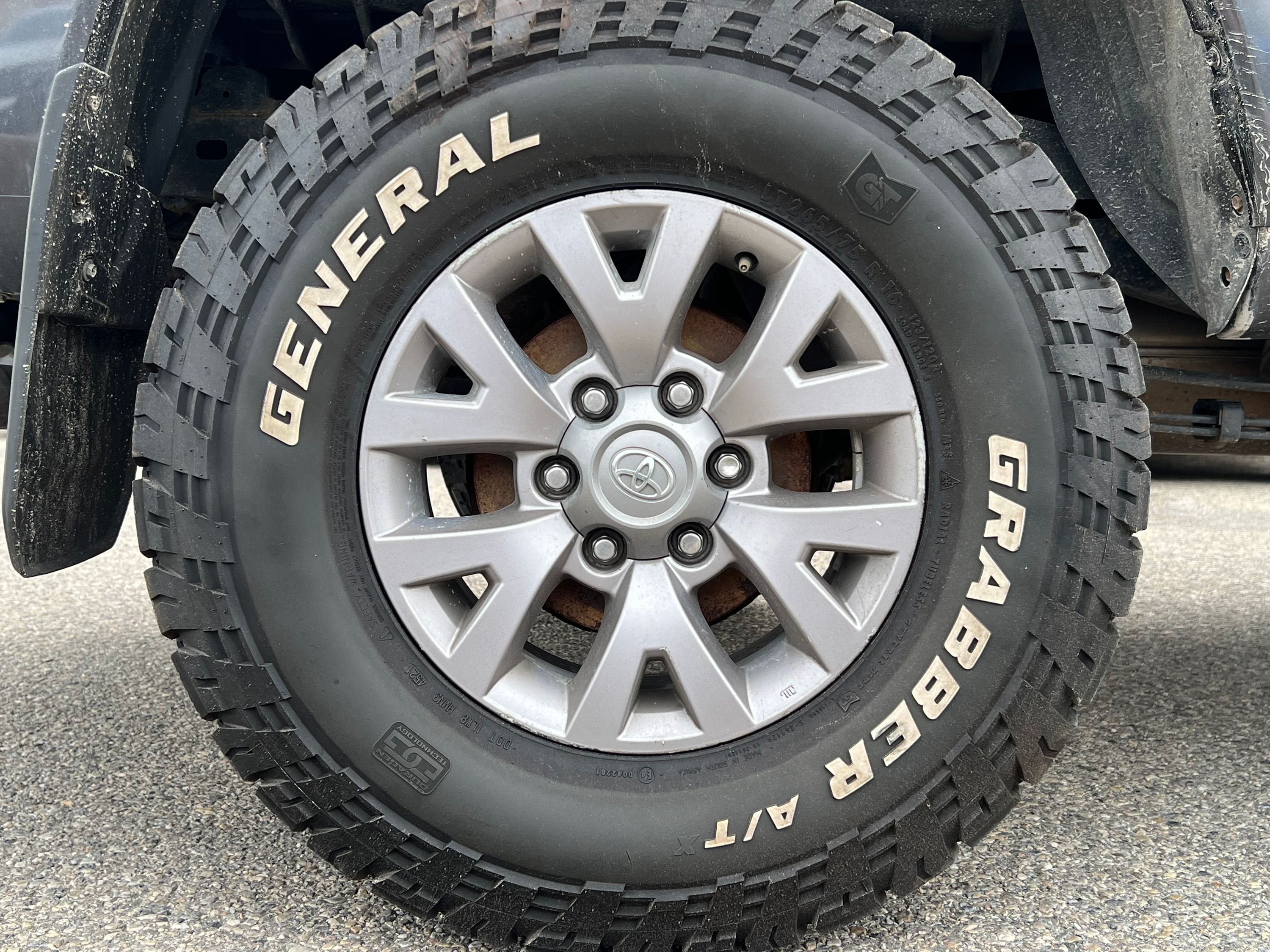 2018 Toyota Tacoma - Image 9