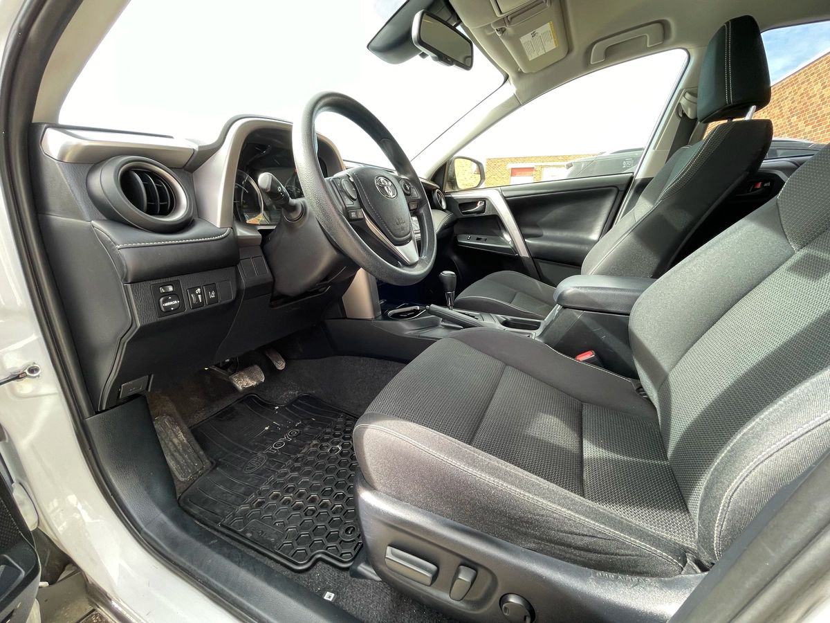 2017 Toyota RAV4 Hybrid - Image 12