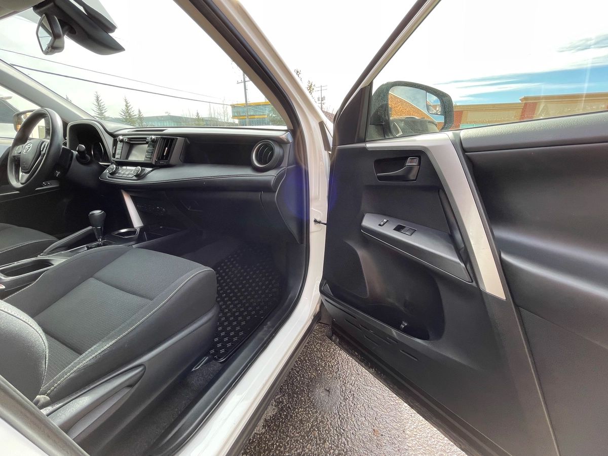 2017 Toyota RAV4 Hybrid - Image 22