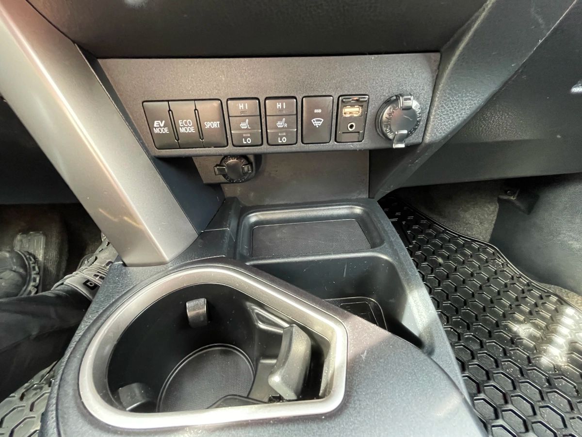 2017 Toyota RAV4 Hybrid - Image 30