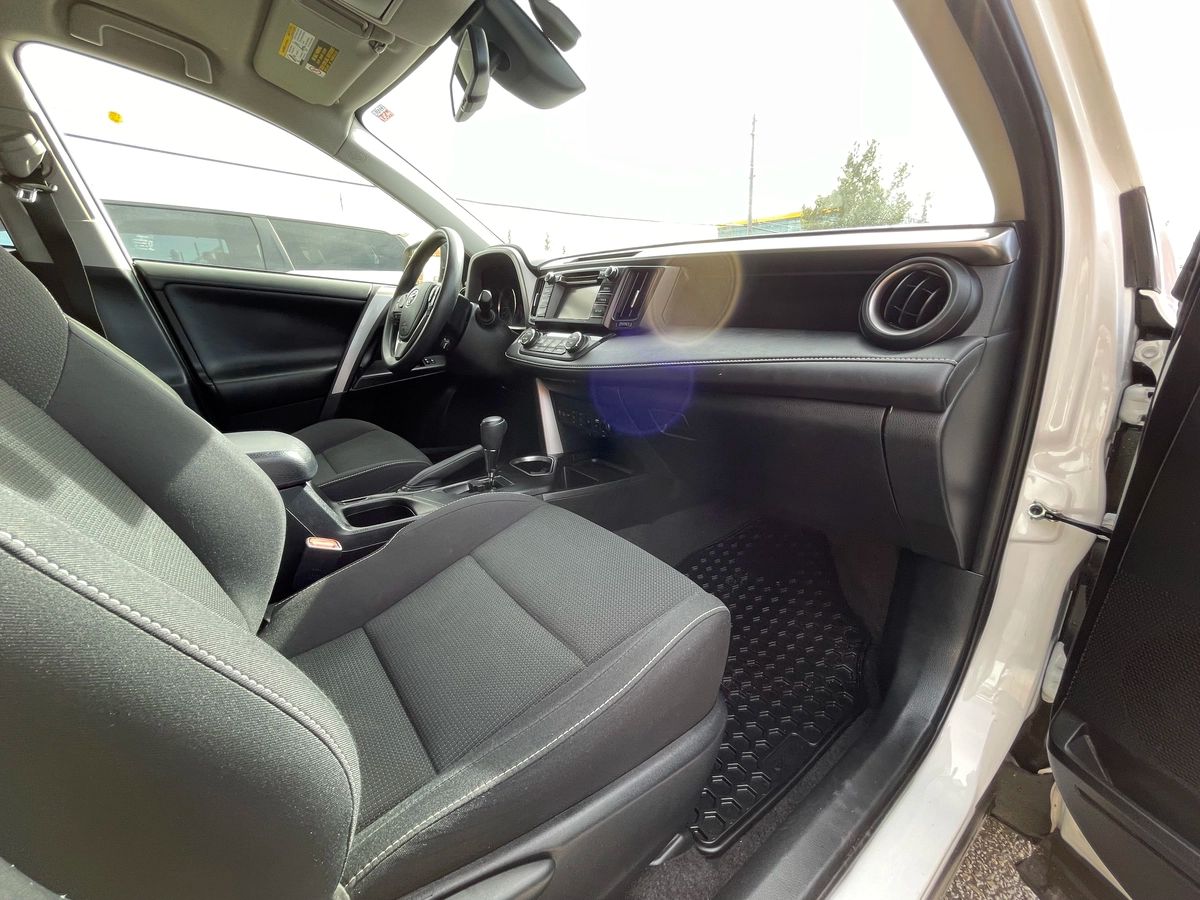 2017 Toyota RAV4 Hybrid - Image 23