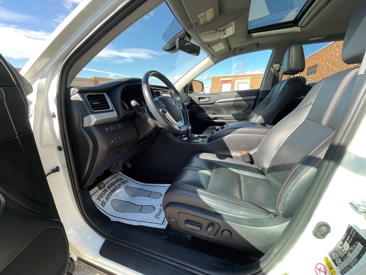 2019 Toyota Highlander - Image 12