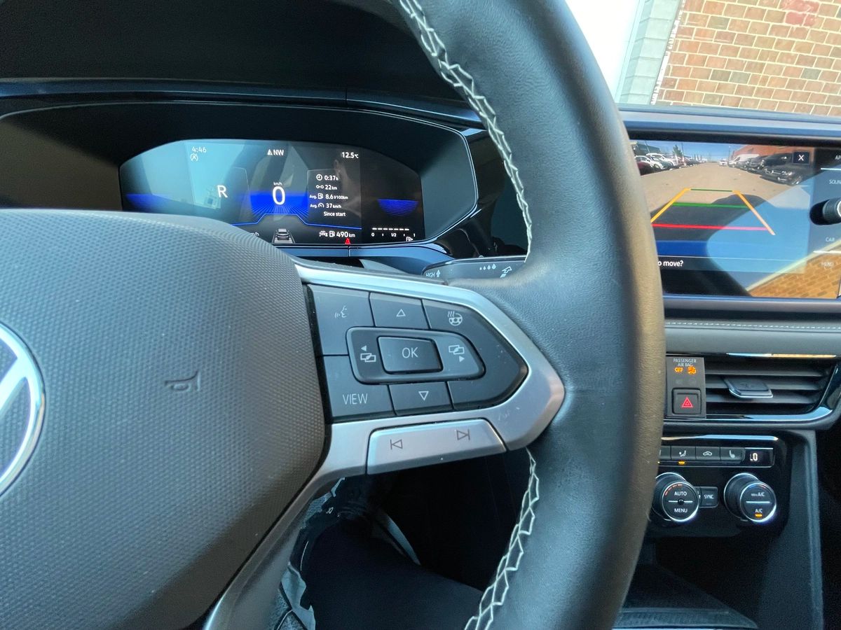 2024 Volkswagen Taos - Image 31