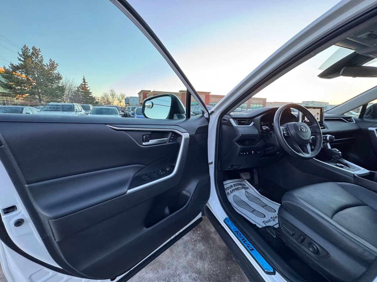 2023 Toyota RAV4 Hybrid - Image 13