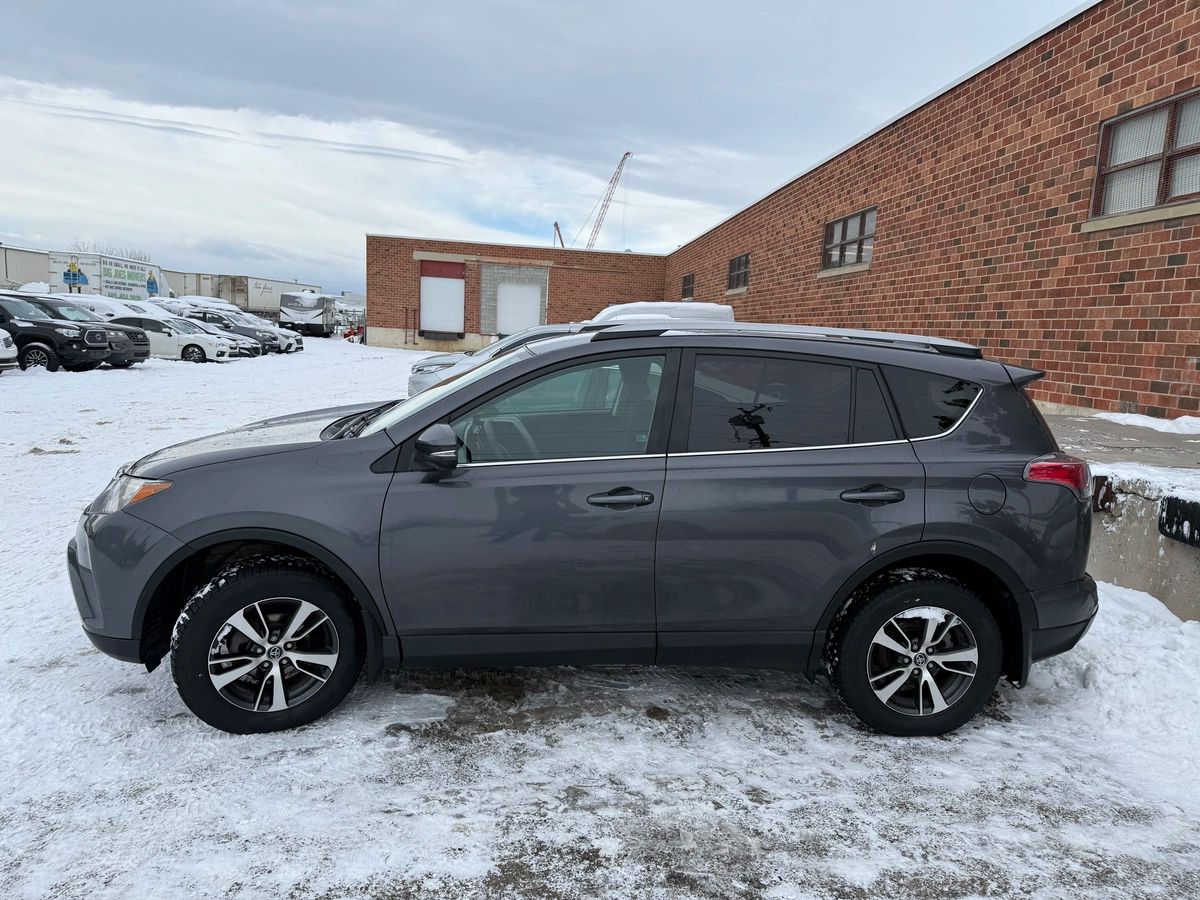 2018 Toyota RAV4 - Image 10