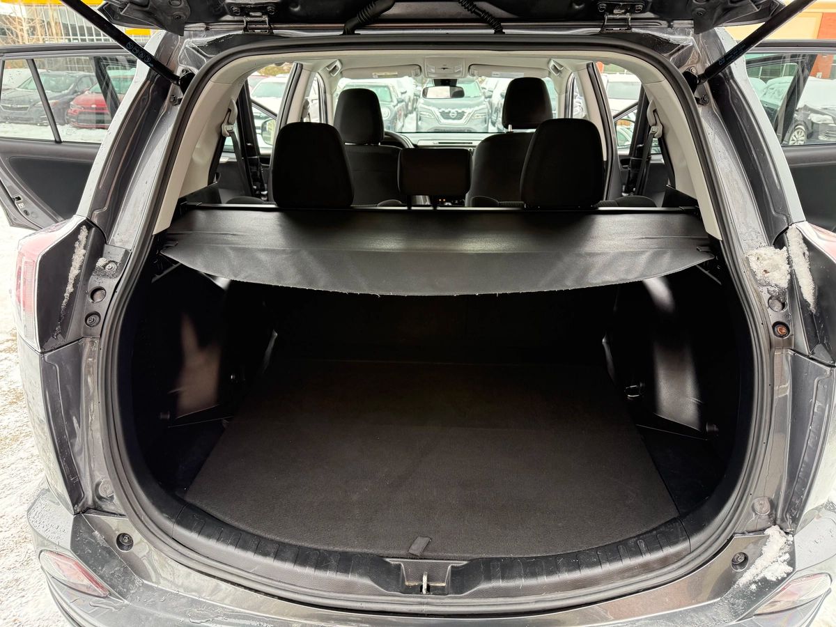 2018 Toyota RAV4 - Image 13