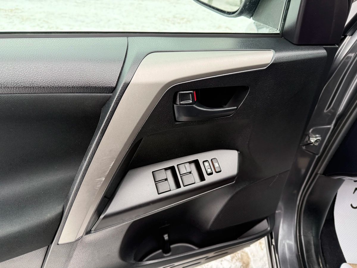 2018 Toyota RAV4 - Image 18