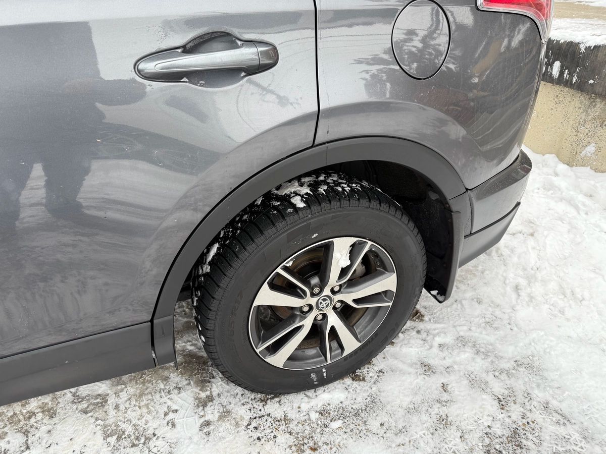 2018 Toyota RAV4 - Image 30