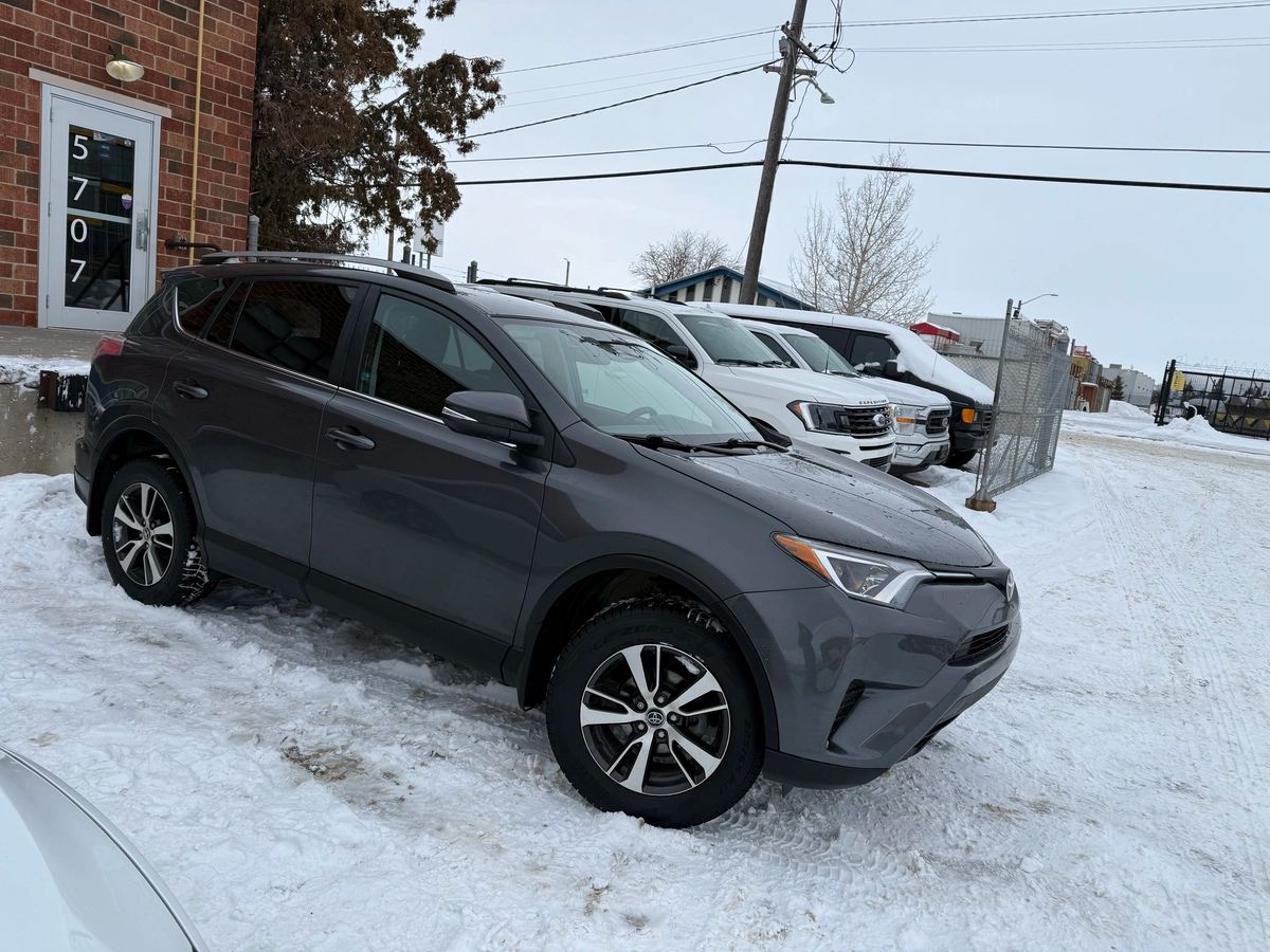 2018 Toyota RAV4 - Image 5