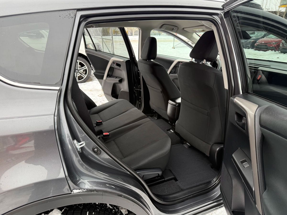 2018 Toyota RAV4 - Image 11