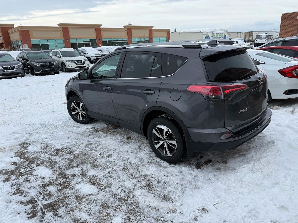 2018 Toyota RAV4 - Image 9