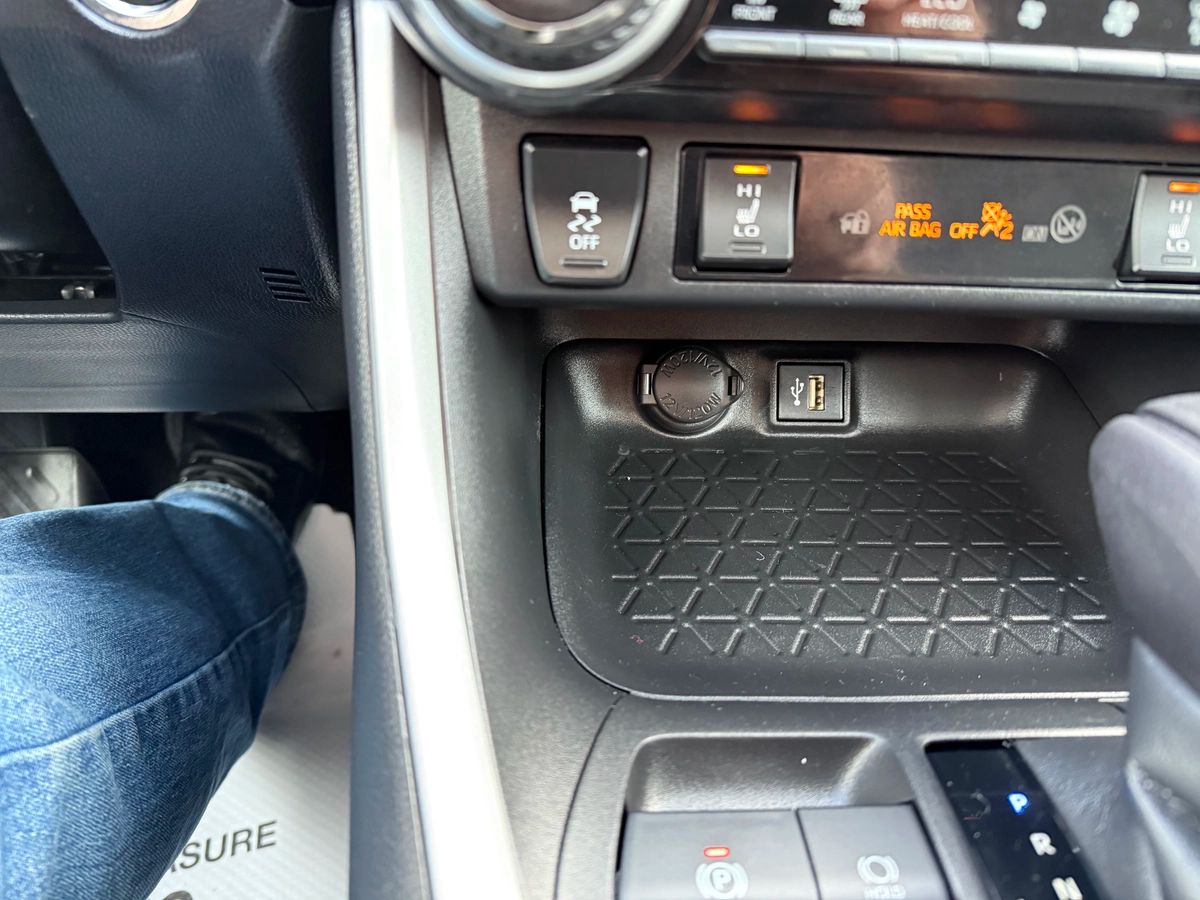 2023 Toyota RAV4 - Image 31