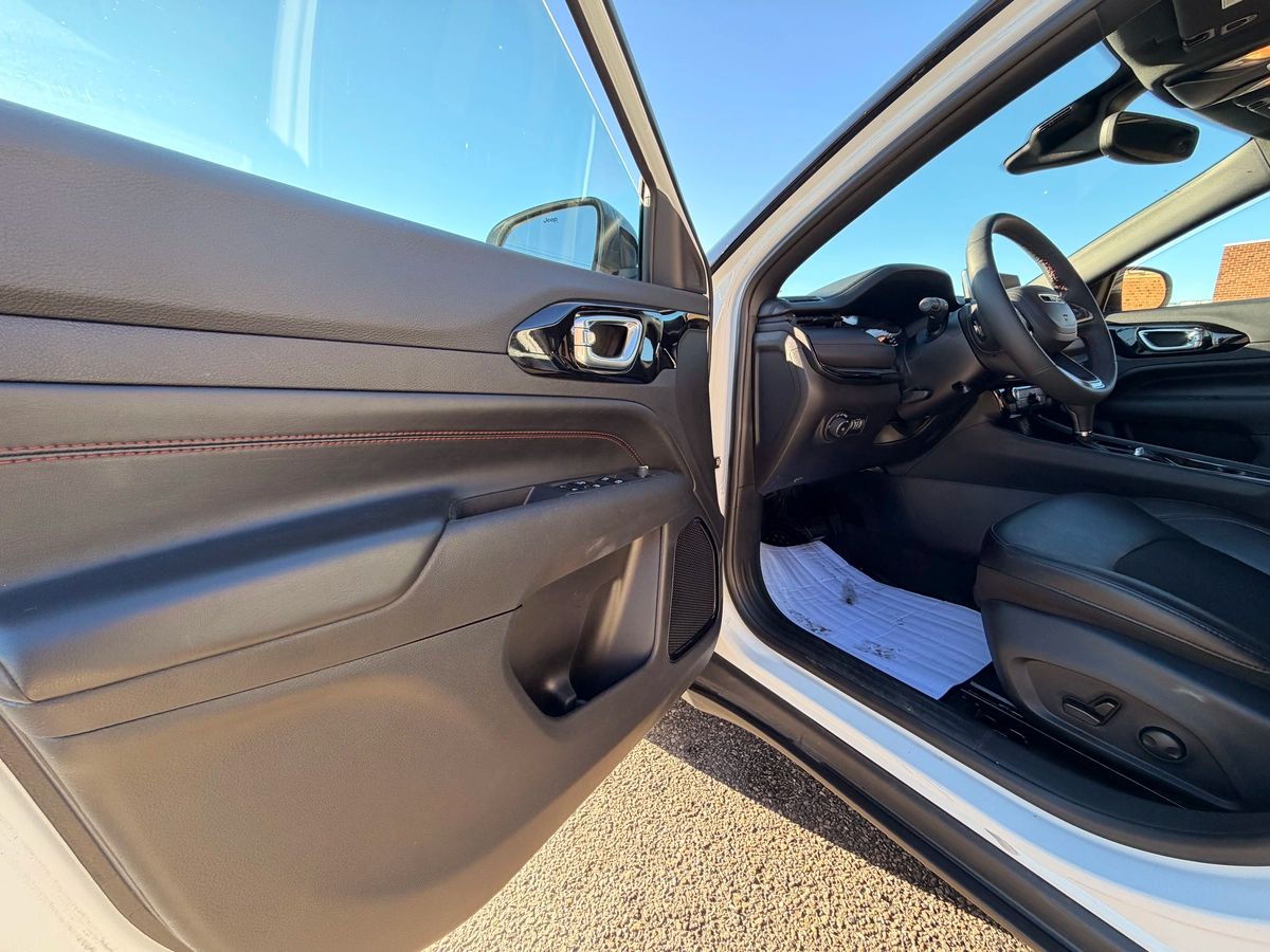 2024 Jeep Compass - Image 12