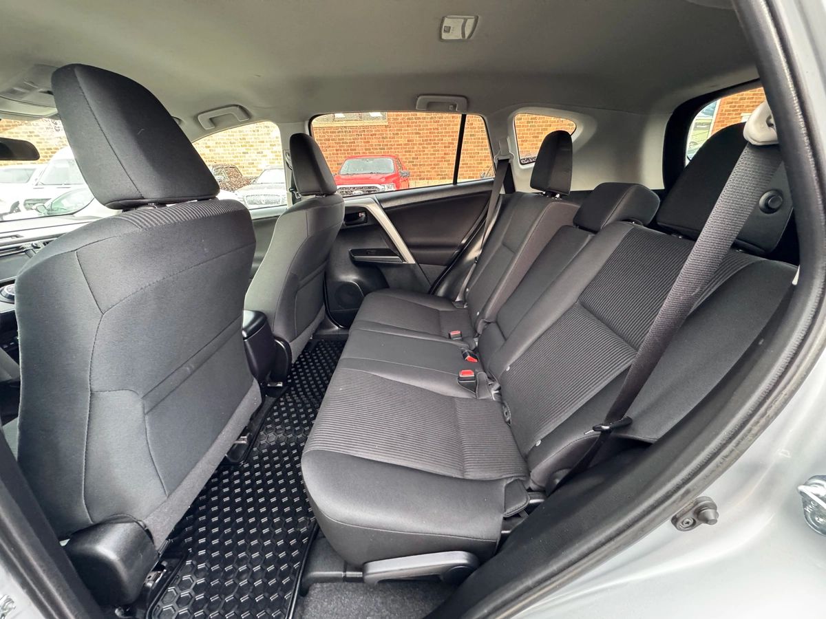 2018 Toyota RAV4 - Image 16