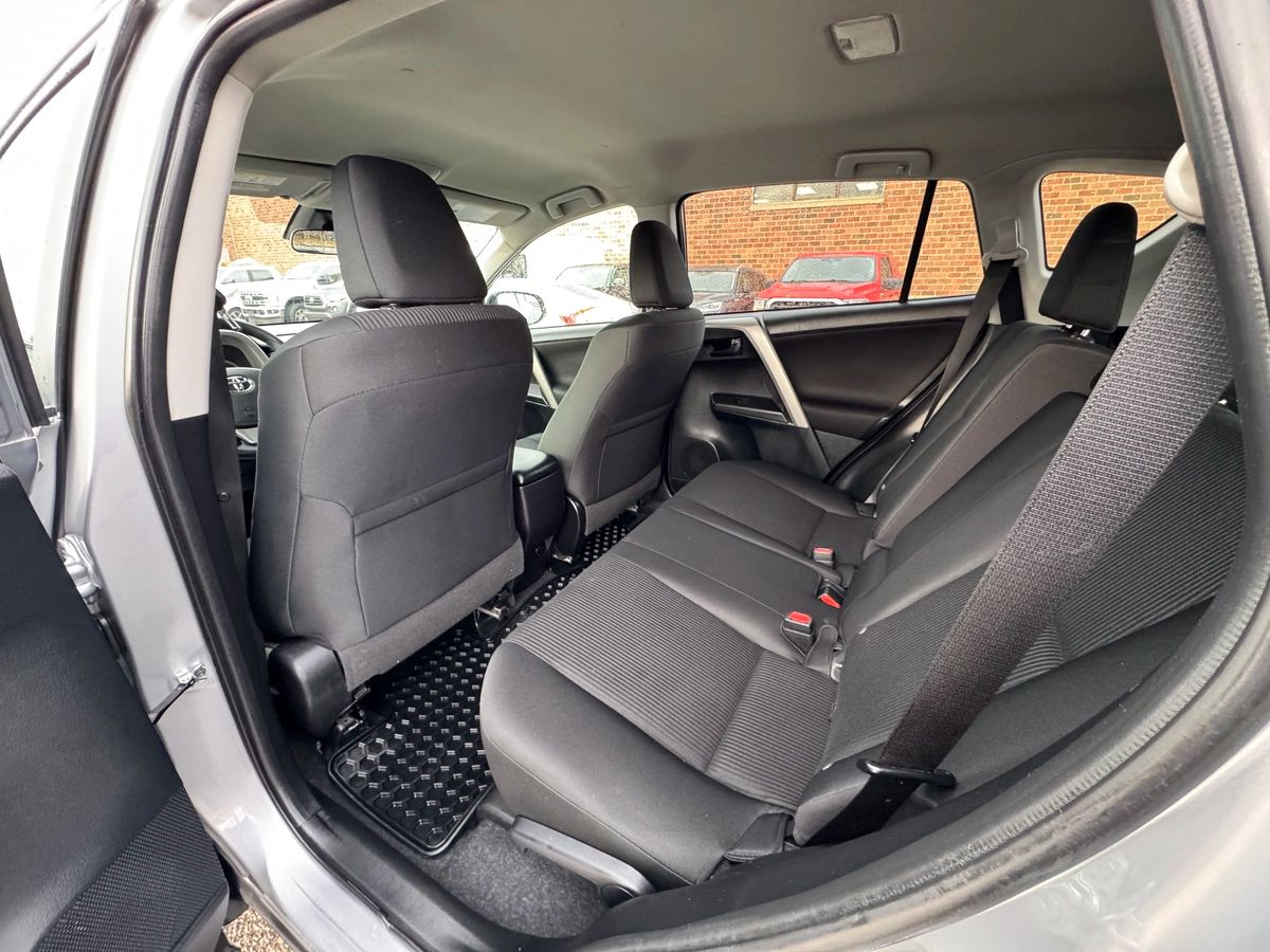 2018 Toyota RAV4 - Image 15