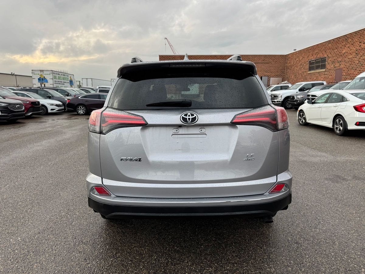 2018 Toyota RAV4 - Image 6