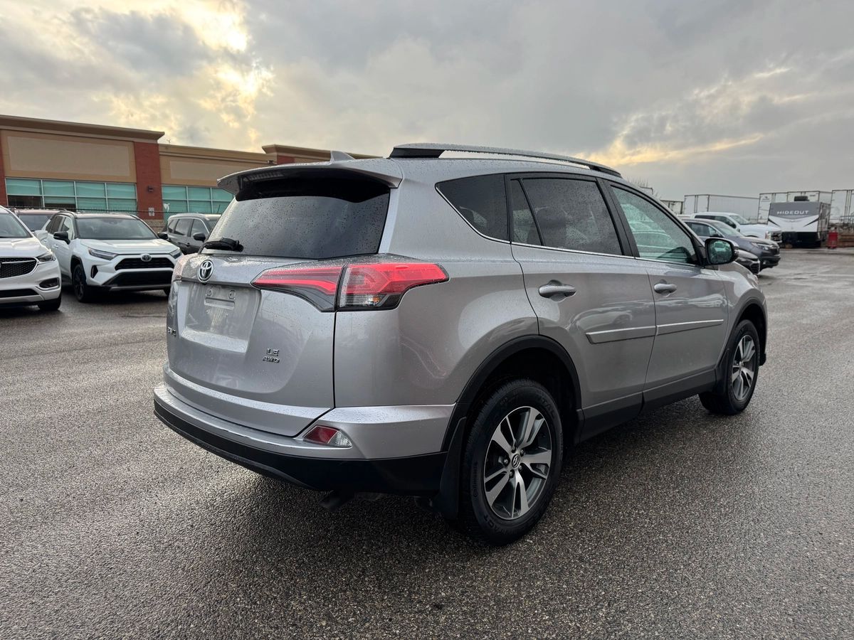 2018 Toyota RAV4 - Image 5