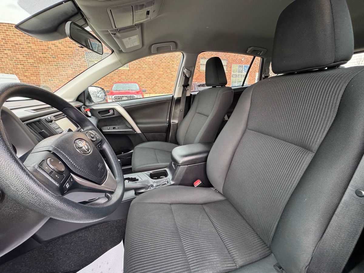 2018 Toyota RAV4 - Image 13