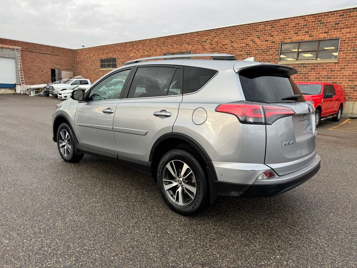 2018 Toyota RAV4 - Image 7