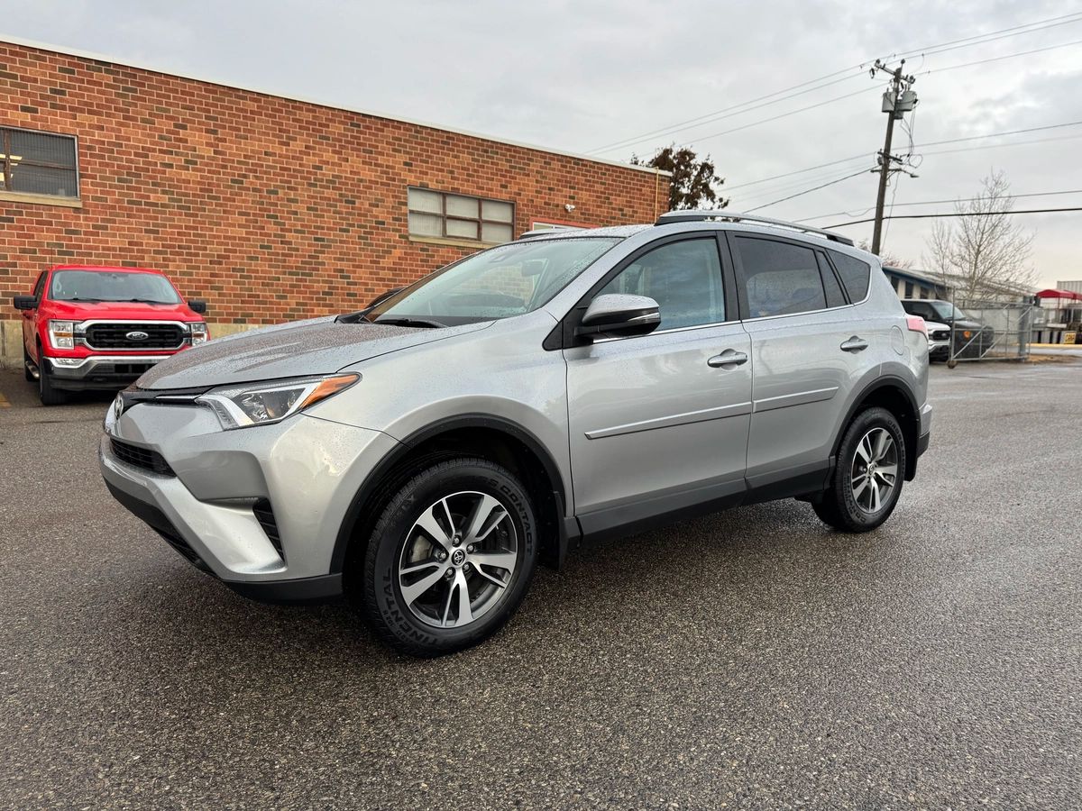 2018 Toyota RAV4 - Image 9