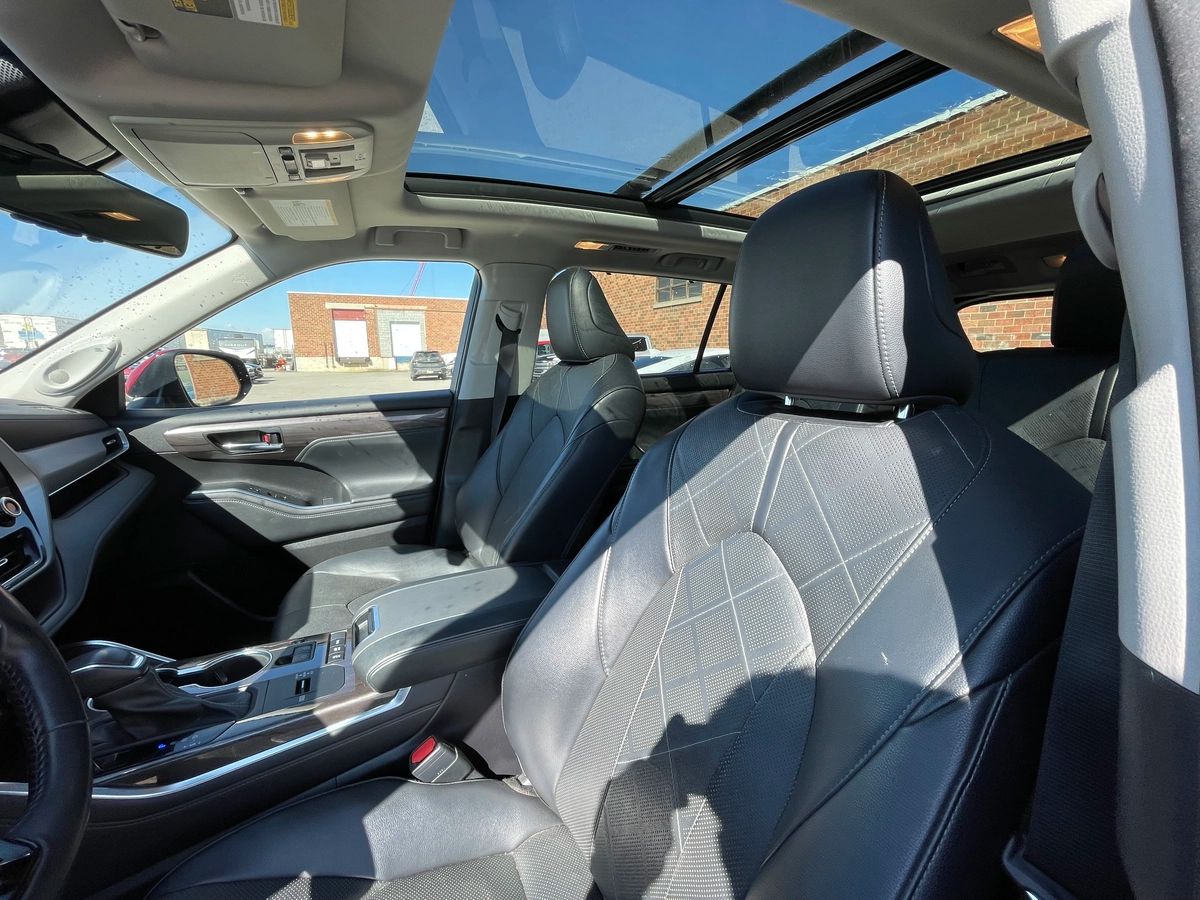 2022 Toyota Highlander Hybrid - Image 13
