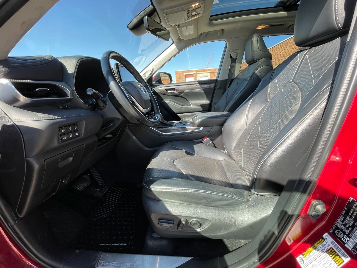 2022 Toyota Highlander Hybrid - Image 12