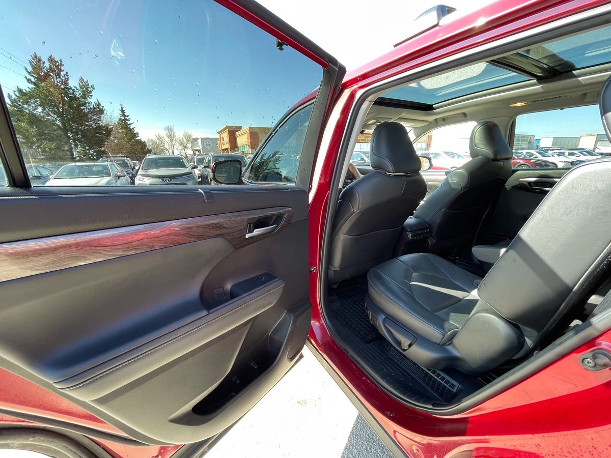 2022 Toyota Highlander Hybrid - Image 16
