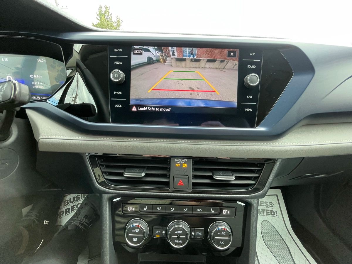 2024 Volkswagen Taos - Image 31