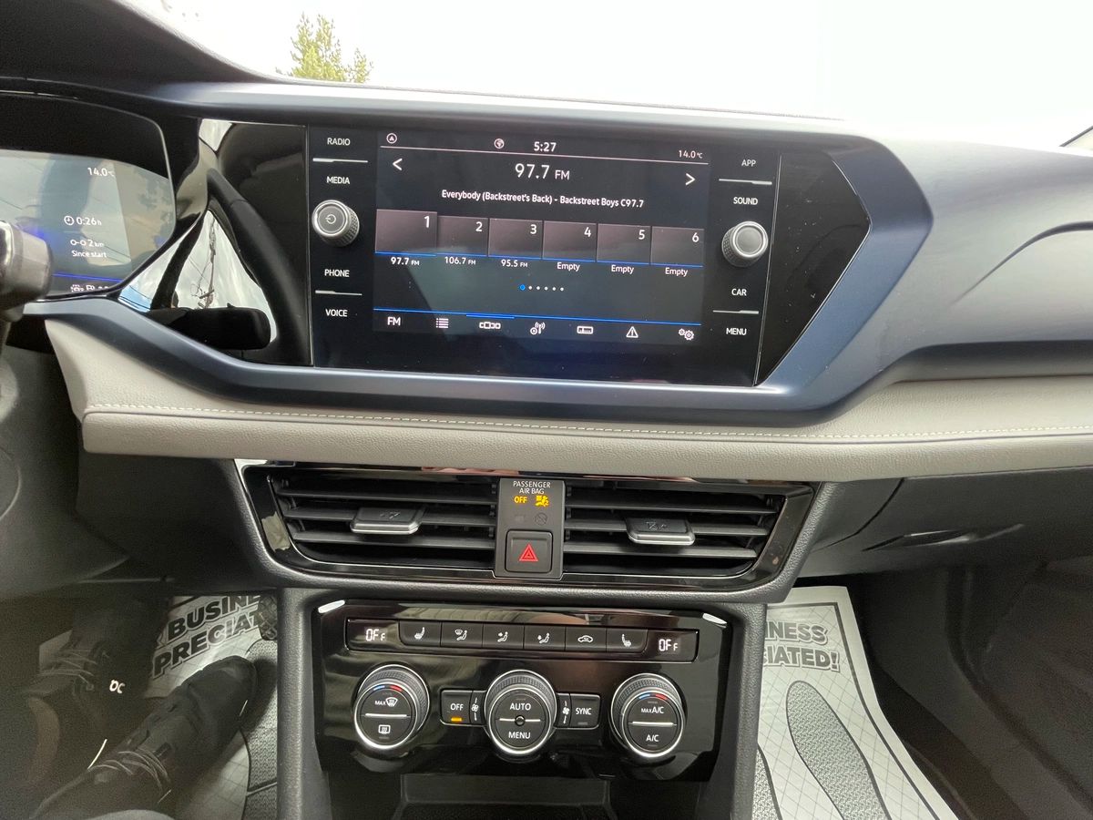 2024 Volkswagen Taos - Image 29