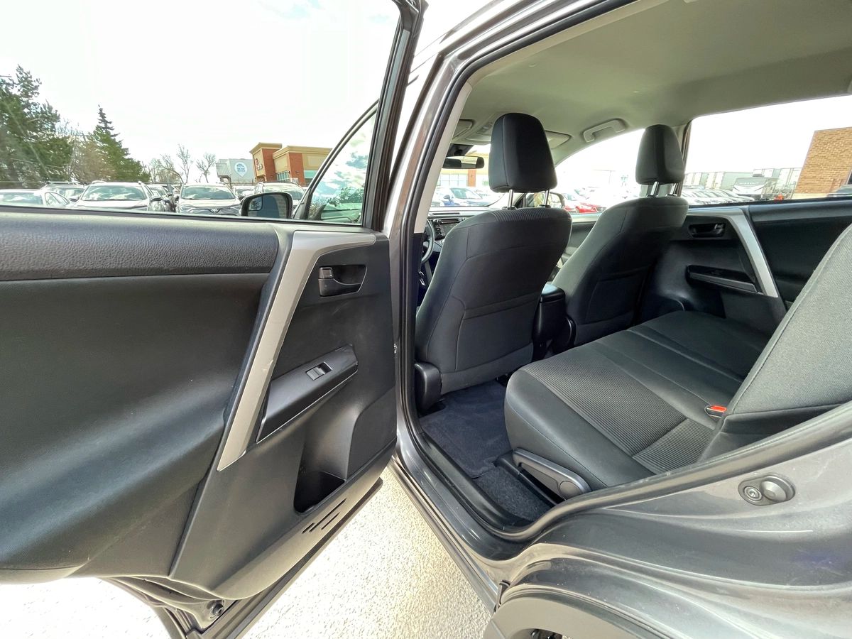 2018 Toyota RAV4 - Image 15