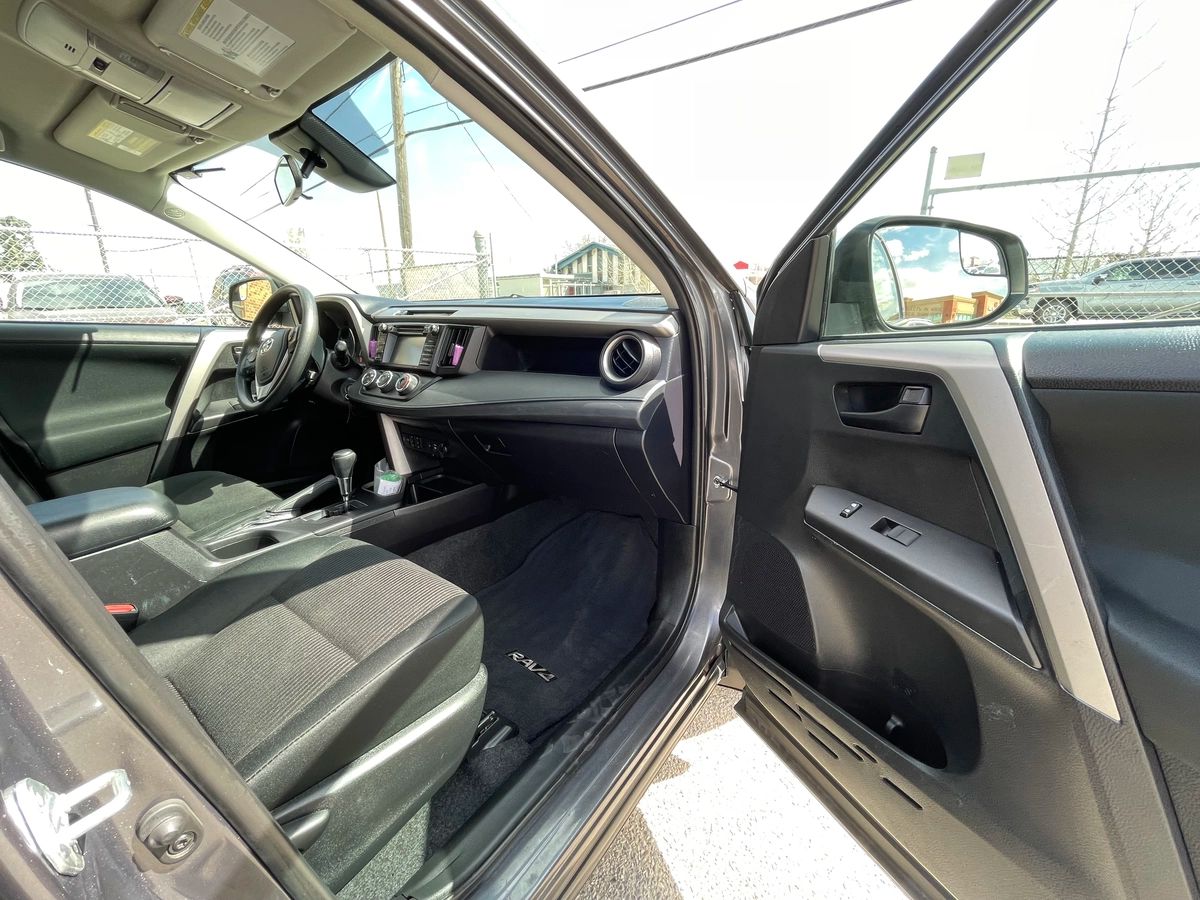 2018 Toyota RAV4 - Image 18