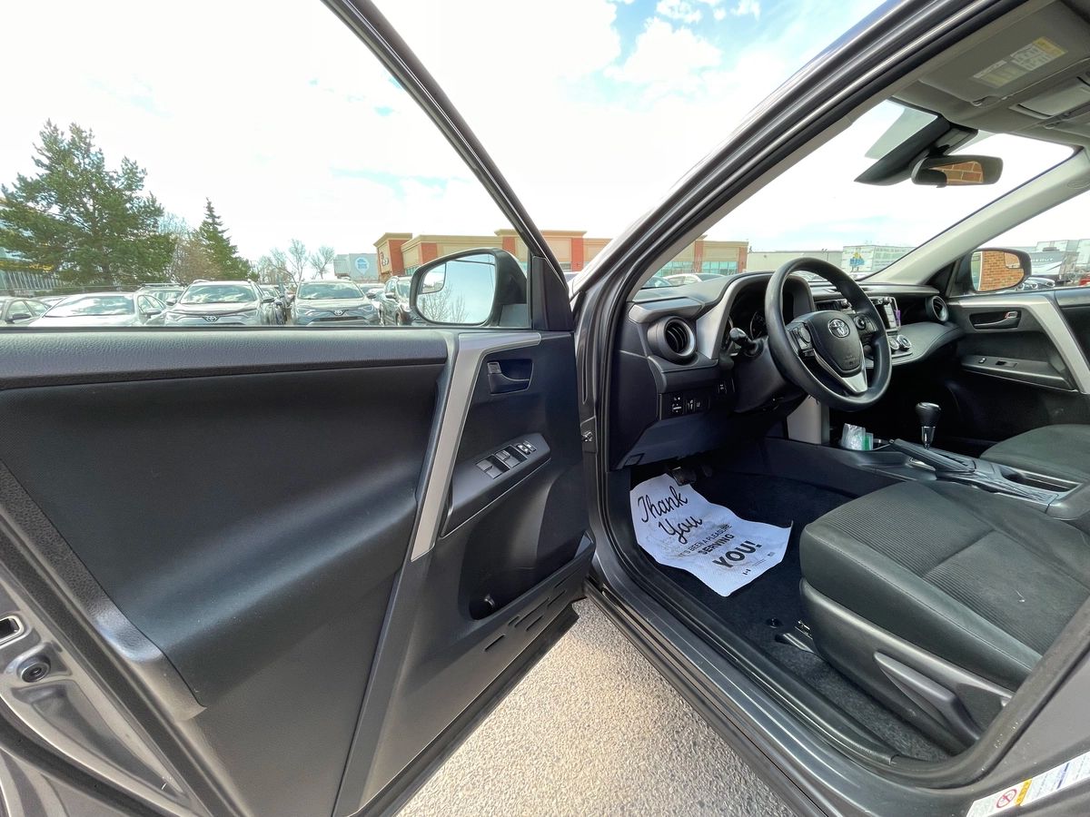 2018 Toyota RAV4 - Image 12