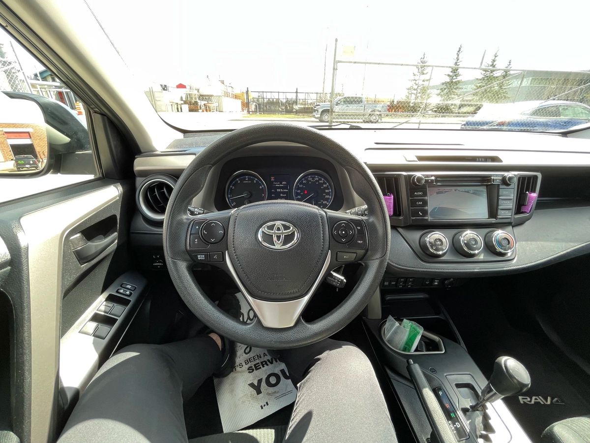 2018 Toyota RAV4 - Image 10