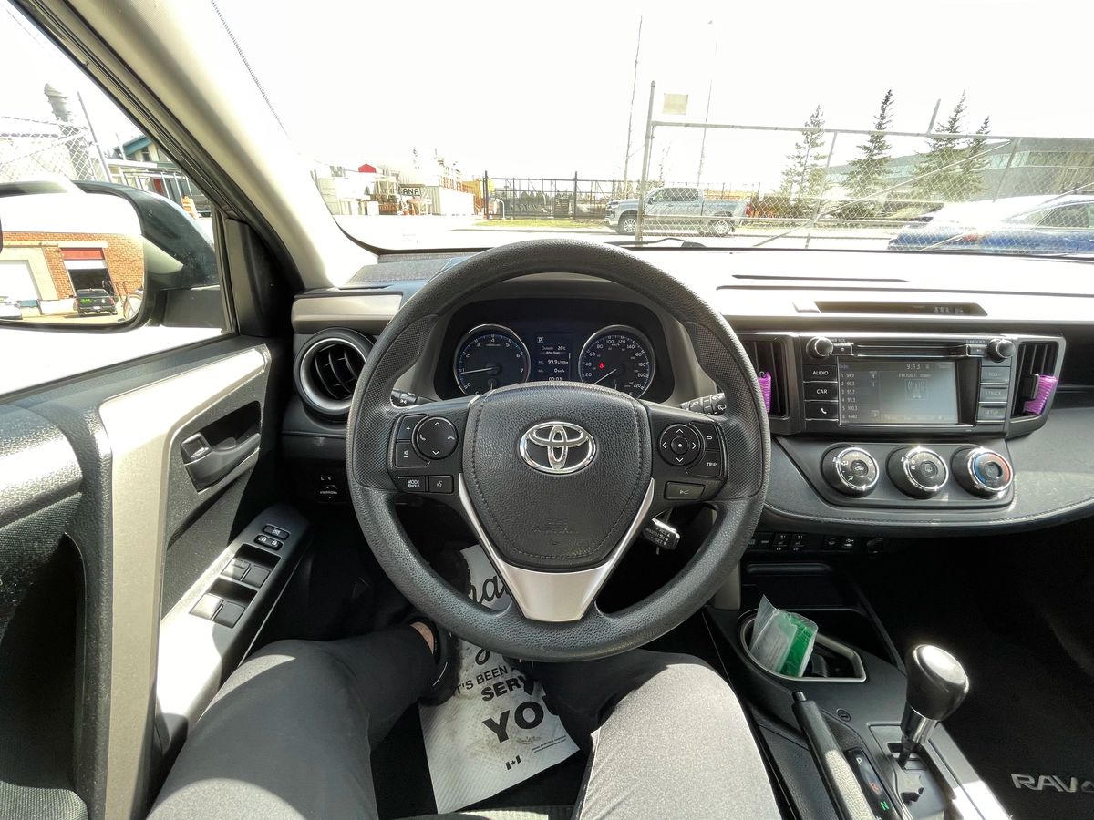 2018 Toyota RAV4 - Image 25
