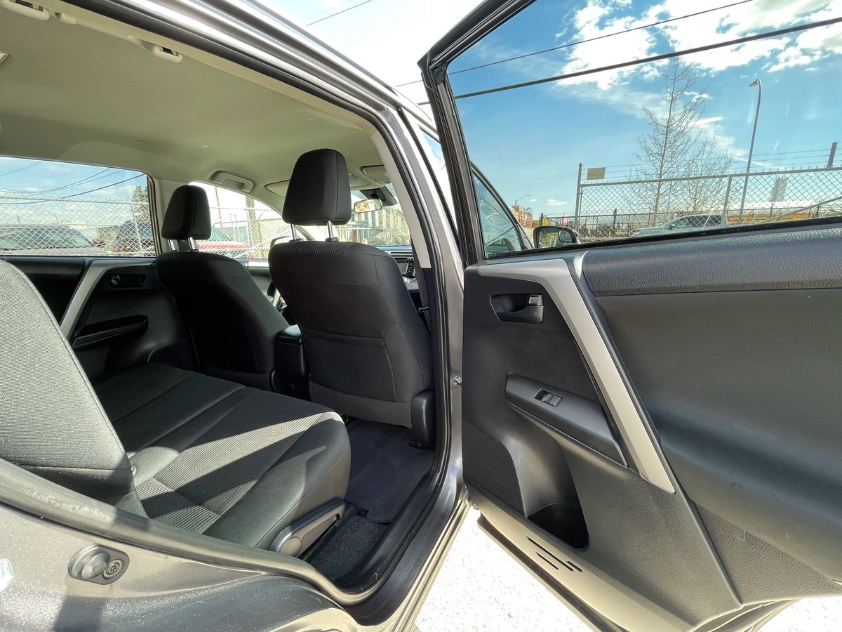 2018 Toyota RAV4 - Image 22