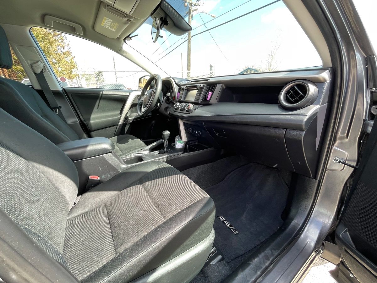 2018 Toyota RAV4 - Image 19