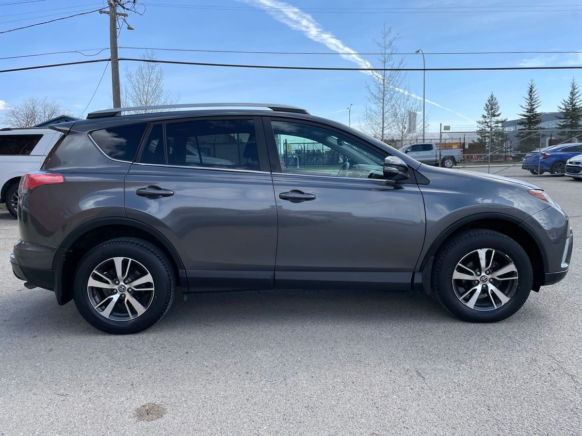 2018 Toyota RAV4 - Image 4