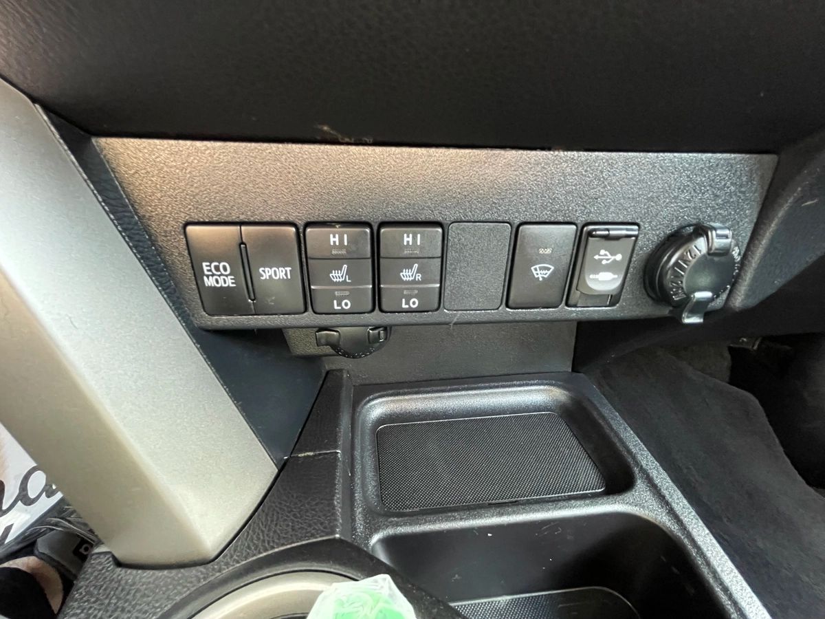 2018 Toyota RAV4 - Image 26