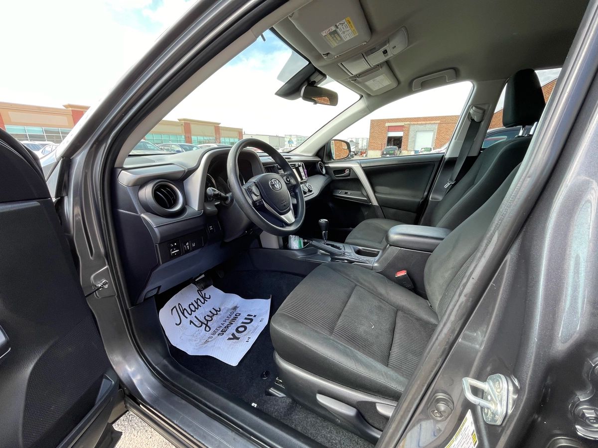 2018 Toyota RAV4 - Image 11