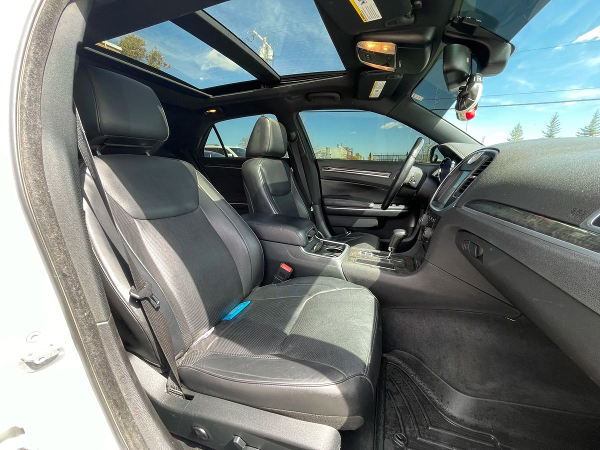 2012 Chrysler 300 - Image 27